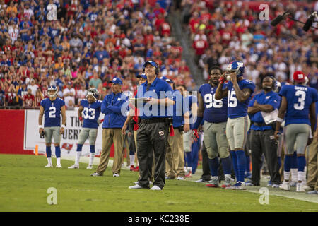 Tampa, Florida, USA. 31 Aug, 2017. New York Giants Head Coach Ben McAdoo während des Spiels gegen die Tampa Bay Buccaneerson Sonntag Oktober 1, 2017 bei Raymond James Stadion in Tampa, Florida. Credit: Travis Pendergrass/ZUMA Draht/Alamy leben Nachrichten Stockfoto