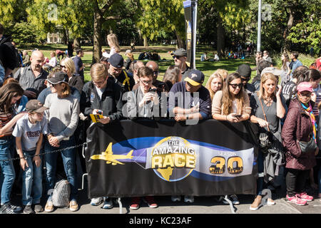 Menge aufgereiht, die für die Aufnahme von 30 Saisonauftakt der Amazing Race Fernsehsendung am Washington Square Park in New York City, NY, USA Stockfoto