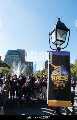 Menge aufgereiht, die für die Aufnahme von 30 Saisonauftakt der Amazing Race Fernsehsendung am Washington Square Park in New York City, NY, USA Stockfoto