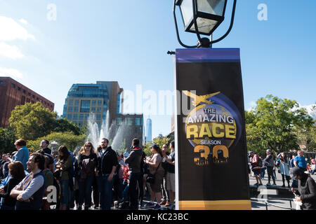 Menge aufgereiht, die für die Aufnahme von 30 Saisonauftakt der Amazing Race Fernsehsendung am Washington Square Park in New York City, NY, USA Stockfoto