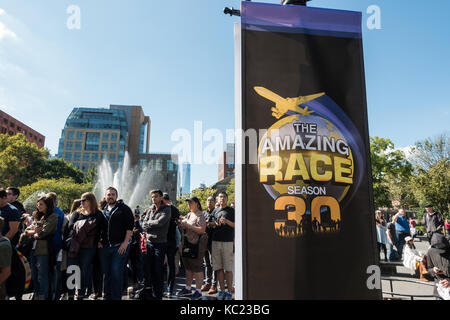 Menge aufgereiht, die für die Aufnahme von 30 Saisonauftakt der Amazing Race Fernsehsendung am Washington Square Park in New York City, NY, USA Stockfoto