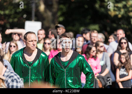New York City, USA. 01 Okt, 2017. Contenstants des 30 Saisonauftakt der Amazing Race Fernsehen zeigen Sie während der Aufnahmezeit am Washington Square Park in New York City, NY, USA Credit: Greg Gard/Alamy leben Nachrichten Stockfoto