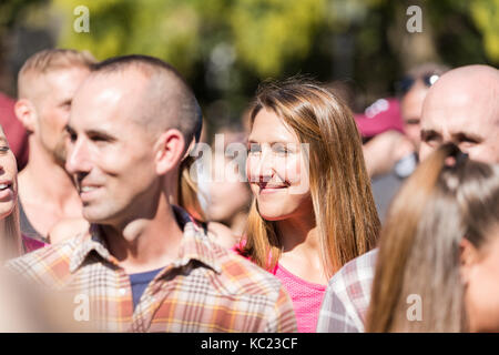 New York City, USA. 01 Okt, 2017. Contenstants des 30 Saisonauftakt der Amazing Race Fernsehen zeigen Sie während der Aufnahmezeit am Washington Square Park in New York City, NY, USA Credit: Greg Gard/Alamy leben Nachrichten Stockfoto