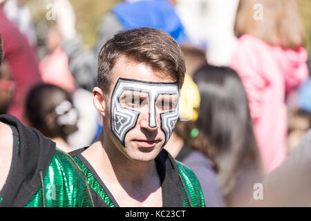 New York City, USA. 01 Okt, 2017. Contenstants des 30 Saisonauftakt der Amazing Race Fernsehen zeigen Sie während der Aufnahmezeit am Washington Square Park in New York City, NY, USA Credit: Greg Gard/Alamy leben Nachrichten Stockfoto
