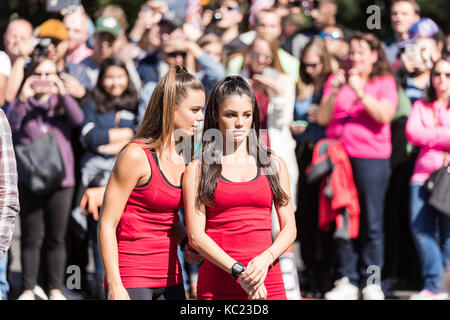 New York City, USA. 01 Okt, 2017. Contenstants des 30 Saisonauftakt der Amazing Race Fernsehen zeigen Sie während der Aufnahmezeit am Washington Square Park in New York City, NY, USA Credit: Greg Gard/Alamy leben Nachrichten Stockfoto