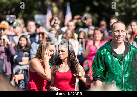 New York City, USA. 01 Okt, 2017. Contenstants des 30 Saisonauftakt der Amazing Race Fernsehen zeigen Sie während der Aufnahmezeit am Washington Square Park in New York City, NY, USA Credit: Greg Gard/Alamy leben Nachrichten Stockfoto