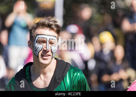 New York City, USA. 01 Okt, 2017. Contenstants des 30 Saisonauftakt der Amazing Race Fernsehen zeigen Sie während der Aufnahmezeit am Washington Square Park in New York City, NY, USA Credit: Greg Gard/Alamy leben Nachrichten Stockfoto