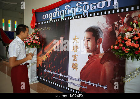 Nay Pyi Taw. 1. Okt 2017. Ein Mann wirft einen Blick auf das Plakat der chinesischen Film "Xuan Zang' in Nay Pyi Zeitarbeit von Myanmar am Okt. 1, 2017. Chinesische Film Festival 2017 startete an der Aungthabyay Kino in Myanmars Hauptstadt von Nay Pyi Taw am Sonntag mit zwei chinesische Filme --'Xuan Zang' und 'Kung Fu Yoga', die die Religion und Kultur der Volksrepublik China. Credit: U Aung/Xinhua/Alamy leben Nachrichten Stockfoto