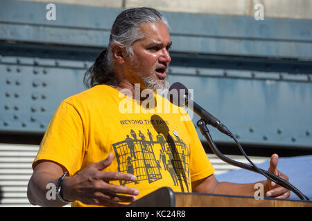 New York, USA. 01 Okt, 2017. Ravi Ragbir, Executive Director, Neue sactuary Koalition, die Unterstützung von Einwanderern Rechte. Soziale Gerechtigkeit Aktivisten sammelten und marschierten für Gerechtigkeit zwischen den Rassen aus Brooklyn über die Brooklyn Bridge nach Manhattan. Quelle: M.Stan Reaves/Alamy leben Nachrichten Stockfoto