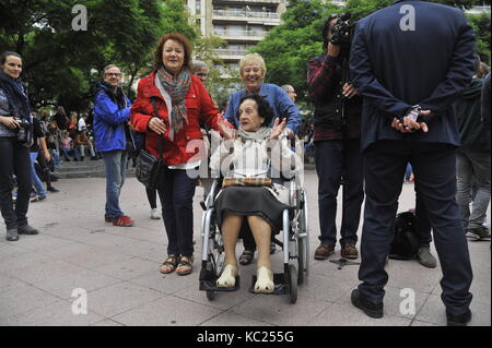 BARCELONA, Spanien. 2. Okt 2017. Leute richten Abstimmung während der '1-O Referendum zu werfen' an der Ateneo Igualadi in Igualada, Barcelona im Nordosten Spaniens, am 01. Oktober 2017. Spanische Polizisten und zivile Wachen wurden eingesetzt, um die Leute aus, um die Abfrage zu verhindern Zentren in der katalanischen Unabhängigkeit Referendum abstimmen, die bereits durch das Spanische Verfassungsgericht verboten worden, aber viele Menschen haben es geschafft, es zu tun. Die Polizei hat provocked Zusammenstößen zwischen pro-unabhängigkeit Menschen und den Polizeikräften der Credit: Fotos Lorenzo Carnero/ZUMA Draht/Alamy leben Nachrichten Stockfoto