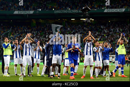 Lissabon. 1. Okt 2017. Porto goalie Iker Casillas (C) begrüßt die Zuschauer mit Teamkollegen nach der Portugiesischen Liga Fußball Match zwischen Sporting CP und FC Porto am Alvalade Stadion in Lissabon, Portugal, am Okt. 1, 2017. Das Spiel endete mit einem 0:0-Unentschieden. Credit: Zhang Liyun/Xinhua/Alamy leben Nachrichten Stockfoto