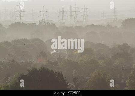 London, Großbritannien. 2. Okt 2017. UK Wetter: Wimbledon Landschaft in dunstiger Herbst Sonnenschein an einem sonnigen Oktober morgen Credit gebadet: Amer ghazzal/Alamy leben Nachrichten Stockfoto