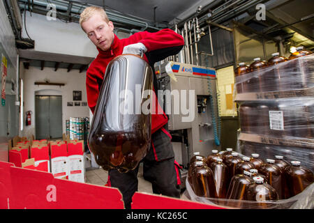 "Primator" (der Bürgermeister) Brauerei hat eine 20-Liter aus durchsichtigem Kunststoff namens petainer als Bier Container für mehrere Jahre verwendet. Die Brauerei petainers verwendet, vor allem für den Export Bier zu fernen Reisezielen wie China, Chile, Brasilien oder Russland. PET-Fässer beseitigen die Sorge über die Abholung und Rücktransport von Metall keg Fässer. Auf dem Foto sind petainers in flaschenbieres Brauerei in Nachod, Tschechien gesehen, am 2. Oktober 2017. (CTK Photo/David Tanecek) Stockfoto