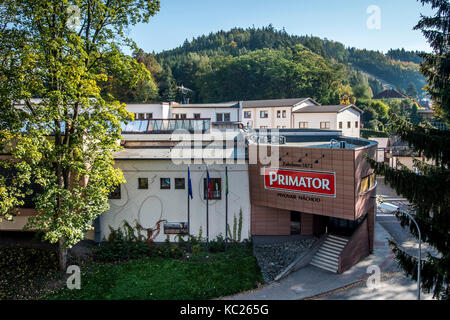 "Primator" (der Bürgermeister) Brauerei hat eine 20-Liter aus durchsichtigem Kunststoff namens petainer als Bier Container für mehrere Jahre verwendet. Die Brauerei petainers verwendet, vor allem für den Export Bier zu fernen Reisezielen wie China, Chile, Brasilien oder Russland. PET-Fässer beseitigen die Sorge über die Abholung und Rücktransport von Metall keg Fässer. Auf dem Foto die flaschenbieres Brauerei in Nachod, Tschechien, am 2. Oktober 2017. (CTK Photo/David Tanecek) Stockfoto