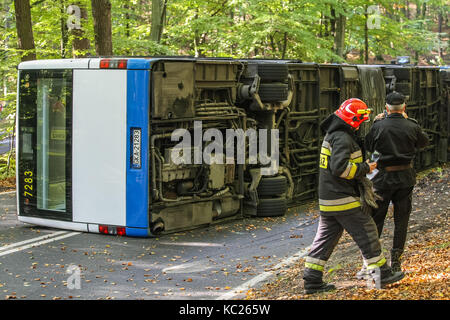 Gdynia, Polen. 02 Okt, 2017. Feuerwehrleute, Rettungskräfte, Polizei und Sanitäter in Aktion sind in Gdynia, Polen am 2. Oktober 2017 als Ergebnis der über Geschwindigkeit, die Stadt Bus voller Passagiere auf die Seite fiel, auf der Forststraße in Gdynia. Mehrere Menschen wurden verletzt. Quelle: Michal Fludra/Alamy leben Nachrichten Stockfoto