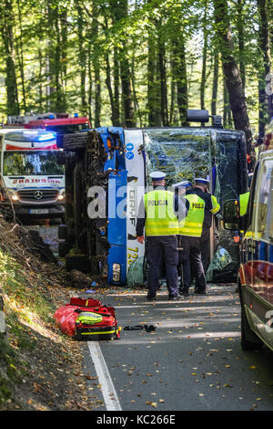 Gdynia, Polen. 02 Okt, 2017. Feuerwehrleute, Rettungskräfte, Polizei und Sanitäter in Aktion sind in Gdynia, Polen am 2. Oktober 2017 als Ergebnis der über Geschwindigkeit, die Stadt Bus voller Passagiere auf die Seite fiel, auf der Forststraße in Gdynia. Mehrere Menschen wurden verletzt. Quelle: Michal Fludra/Alamy leben Nachrichten Stockfoto