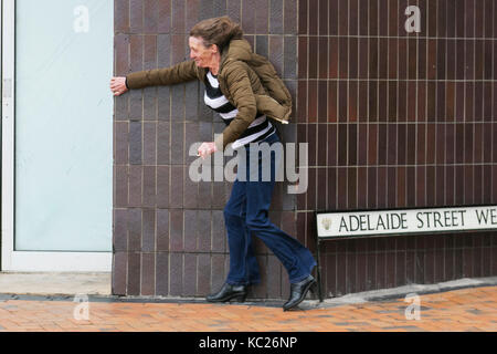 Blackpool, Lancashire. UK Wetter. 2. Oktober, 2017. Starke Winde am Meer wie Stürme Teig der Westküste. Die schlimmsten Befürchtungen der Blackpool Bewohner wurden bestätigt mit einer unwetterwarnung Gale force Wind und Seegang zu erwarten. Die Prognose ist windig für alle, mit Stürme auf der westlichen Küsten und Hügel heute. Credit: MediaWorldImages/Alamy leben Nachrichten Stockfoto