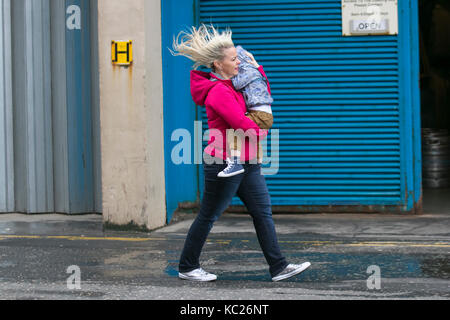Windig zerzaust, zerzaust, ungepflegt, windgeblasen, unordentlich, Unordentliche, ungeordnete, ungeordnete Haare in Blackpool, Lancashire. Wetter in Großbritannien. August 2019. Wetterwarnungen vorhanden sowohl bei starkem Wind als auch bei starkem Regen trotzen die Touristen im Resort den für die Saison unanfechtbaren Bedingungen. Die Besucher der Küstenstadt müssen auf der Strandpromenade heftige Winde, Sturm, fliegende Haare, verworrene Festungen, einen schlechten Haartag an der Küste ertragen. Quelle:MediaWorldImages/AlamyLiveNews. Stockfoto