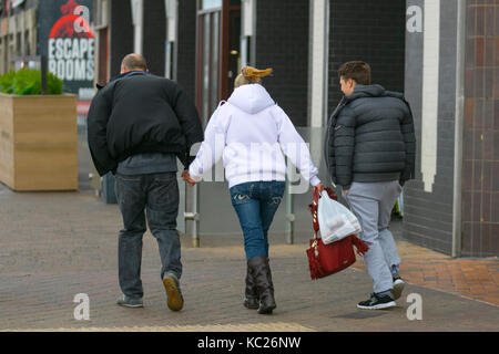 Blackpool, Lancashire. UK Wetter. 2. Oktober, 2017. Starke Winde am Meer wie Stürme Teig der Westküste. Die schlimmsten Befürchtungen der Blackpool Bewohner wurden bestätigt mit einer unwetterwarnung Gale force Wind und Seegang zu erwarten. Die Prognose ist windig für alle, mit Stürme auf der westlichen Küsten und Hügel heute. Credit: MediaWorldImages/Alamy leben Nachrichten Stockfoto