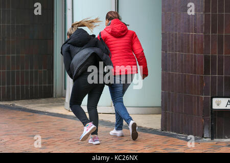 Blackpool, Lancashire. UK Wetter. 2. Oktober, 2017. Starke Winde am Meer wie Stürme Teig der Westküste. Die schlimmsten Befürchtungen der Blackpool Bewohner wurden bestätigt mit einer unwetterwarnung Gale force Wind und Seegang zu erwarten. Die Prognose ist windig für alle, mit Stürme auf der westlichen Küsten und Hügel heute. Credit: MediaWorldImages/Alamy leben Nachrichten Stockfoto
