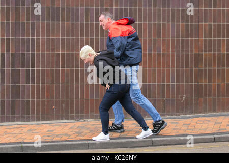 Blackpool, Lancashire. UK Wetter. 2. Oktober, 2017. Starke Winde am Meer wie Stürme Teig der Westküste. Die schlimmsten Befürchtungen der Blackpool Bewohner wurden bestätigt mit einer unwetterwarnung Gale force Wind und Seegang zu erwarten. Die Prognose ist windig für alle, mit Stürme auf der westlichen Küsten und Hügel heute. Credit: MediaWorldImages/Alamy leben Nachrichten Stockfoto