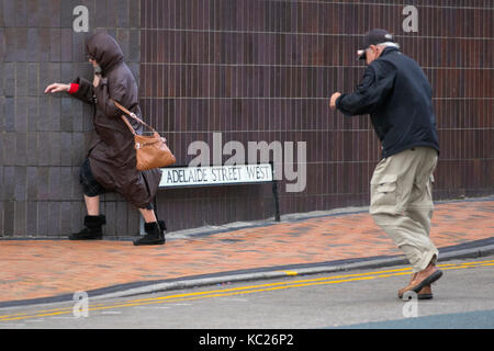 Blackpool, Lancashire. UK Wetter. 2. Oktober, 2017. Starke Winde am Meer wie Stürme Teig der Westküste. Die schlimmsten Befürchtungen der Blackpool Bewohner wurden bestätigt mit einer unwetterwarnung Gale force Wind und Seegang zu erwarten. Die Prognose ist windig für alle, mit Stürme auf der westlichen Küsten und Hügel heute. Credit: MediaWorldImages/Alamy leben Nachrichten Stockfoto
