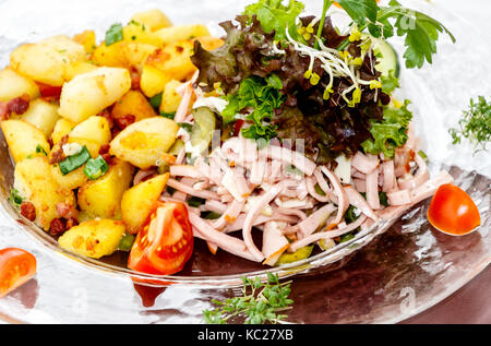 Die Schweizer Wurstsalat mit Bratkartoffeln (Schweizer Wurstsalat) ist eine traditionelle Snack in Süddeutschland, im Elsass, der Schweiz und Österreich. Stockfoto