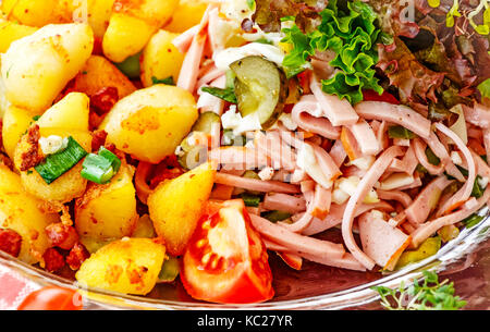 Die Schweizer Wurstsalat mit Bratkartoffeln (Schweizer Wurstsalat) ist eine traditionelle Snack in Süddeutschland, im Elsass, der Schweiz und Österreich. Stockfoto