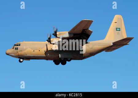 Militärischer Luftverkehr. Royal Saudi Air Force Lockheed C-130H Hercules Turboprop-Frachtflugzeug auf dem Weg Stockfoto