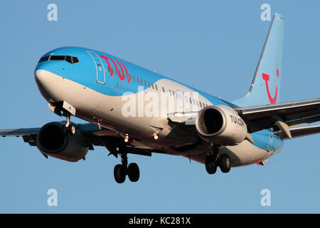 Moderne Flugreisen. Düsenflugzeug der TUI Airlines im Anflug. Boeing 737-800 Flugzeug Flugzeug Flugzeug Flugzeug. Nahaufnahme Vorderansicht. Stockfoto