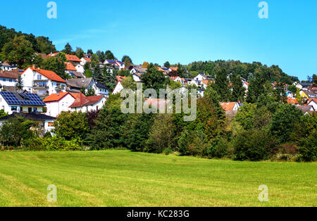 Malerische Wohnhäuser am Rande des Kurortes Bad Soden Salmuenster Taunus, Deutschland. Stockfoto