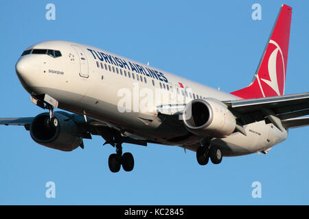 Turkish Airlines Boeing 737-800 Passagierflugzeug im Anflug. Nahaufnahme von vorne. Gewerblicher Flugverkehr. Stockfoto