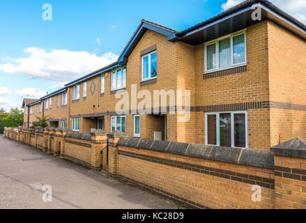 Eine Reihe von mehr modernen Reihenhäusern, als die üblichen Zeitraum Eigenschaften in der Gegend. In South Ealing, London W5, England, Großbritannien. Stockfoto