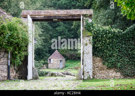 Moulin de la Tuilerie: Country Retreat & Heimat der Herzog und die Herzogin von Windsor - durch das Tor der Umkleide der Die nun gefüllten Pool Stockfoto