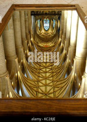 Decke von Tewkesbury Abbey gesehen durch einen Spiegel, Tewkesbury Abbey, Gloucestershire, Vereinigtes Königreich Stockfoto