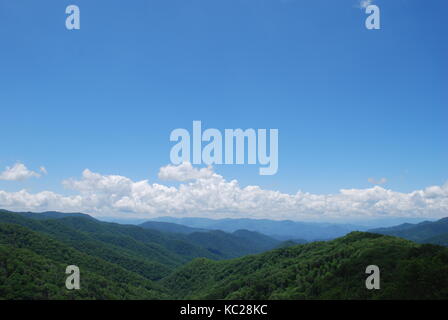 Panoramablick mit offenen Horizont Berg und Wolken Stockfoto