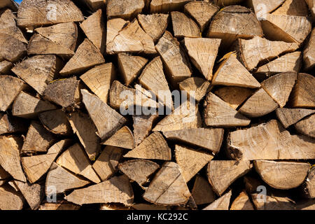 Stapel Holz bereit für den Winter, zerkleinerte Holz als Hintergrund Stockfoto