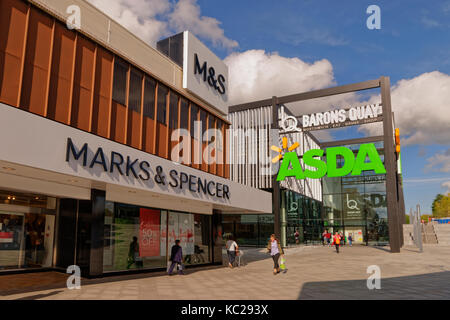 Asda und die ehemaligen Marks & Spencer-Geschäfte befinden sich im neuen Barons Quay-Gebäude im Stadtzentrum von Northwich, Chesthire, England, Großbritannien. B&M ersetzte M&S im Jahr 2021. Stockfoto