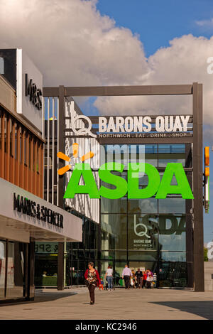 Asda und die ehemaligen Marks & Spencer-Geschäfte befinden sich im neuen Barons Quay-Gebäude im Stadtzentrum von Northwich, Chesthire, England, Großbritannien. B&M ersetzte M&S im Jahr 2021. Stockfoto