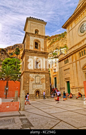 Turm von Chiesa di Santa Maria Assunta, Positano, Provinz Salerno, Italien. Stockfoto