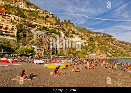 Strand von Positano an der Amalfiküste im Süden Italiens. Stockfoto