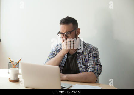 Woodworker arbeitet auf lokaler Schnittholzproduktion Stockfoto