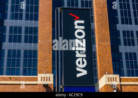 Indianapolis - ca. September 2017: Beschilderung und das Logo von Verizon Wireless. Verizon ist der größte US-Wireless Communications Service Provider XXIII. Stockfoto