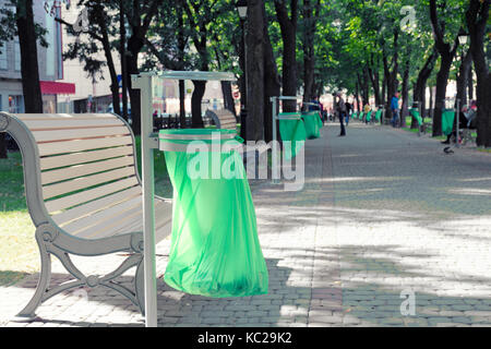Bügeleisen Mülleimer mit Plastiktüte in den Stadtpark. Stockfoto