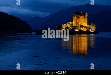 Eilean Donan Castle in der Dämmerung Stockfoto