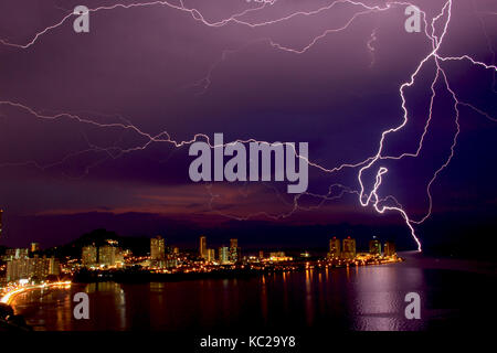 Lange Exposition über Straits Quay Penang in Malaysia. Riesige Blitzschlag Füllen der Himmel und das Meer am Ende der Halbinsel. Stockfoto