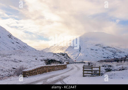 Schneebedeckte Berge in Glencoe in den Highlands von Schottland, Großbritannien Stockfoto