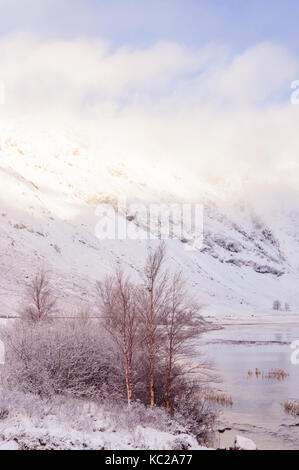 Schneebedeckte Berge in Glencoe in den Highlands von Schottland, Großbritannien Stockfoto