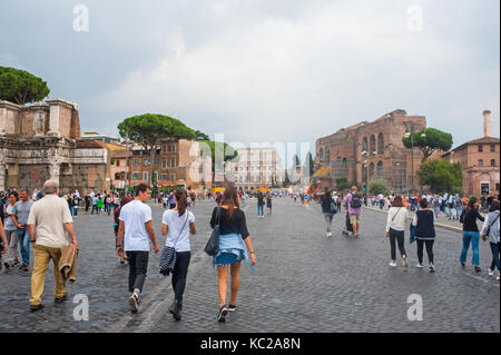 Leute, die in der Via dei Fori Imperiali neben dem Kolosseum in Rom, Italien Stockfoto