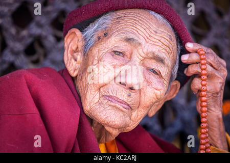 Ältere weibliche buddhistische Nonne in Boudhanath Stupa, Boudhanath, Kathmandu, Nepal, Südasien Stockfoto